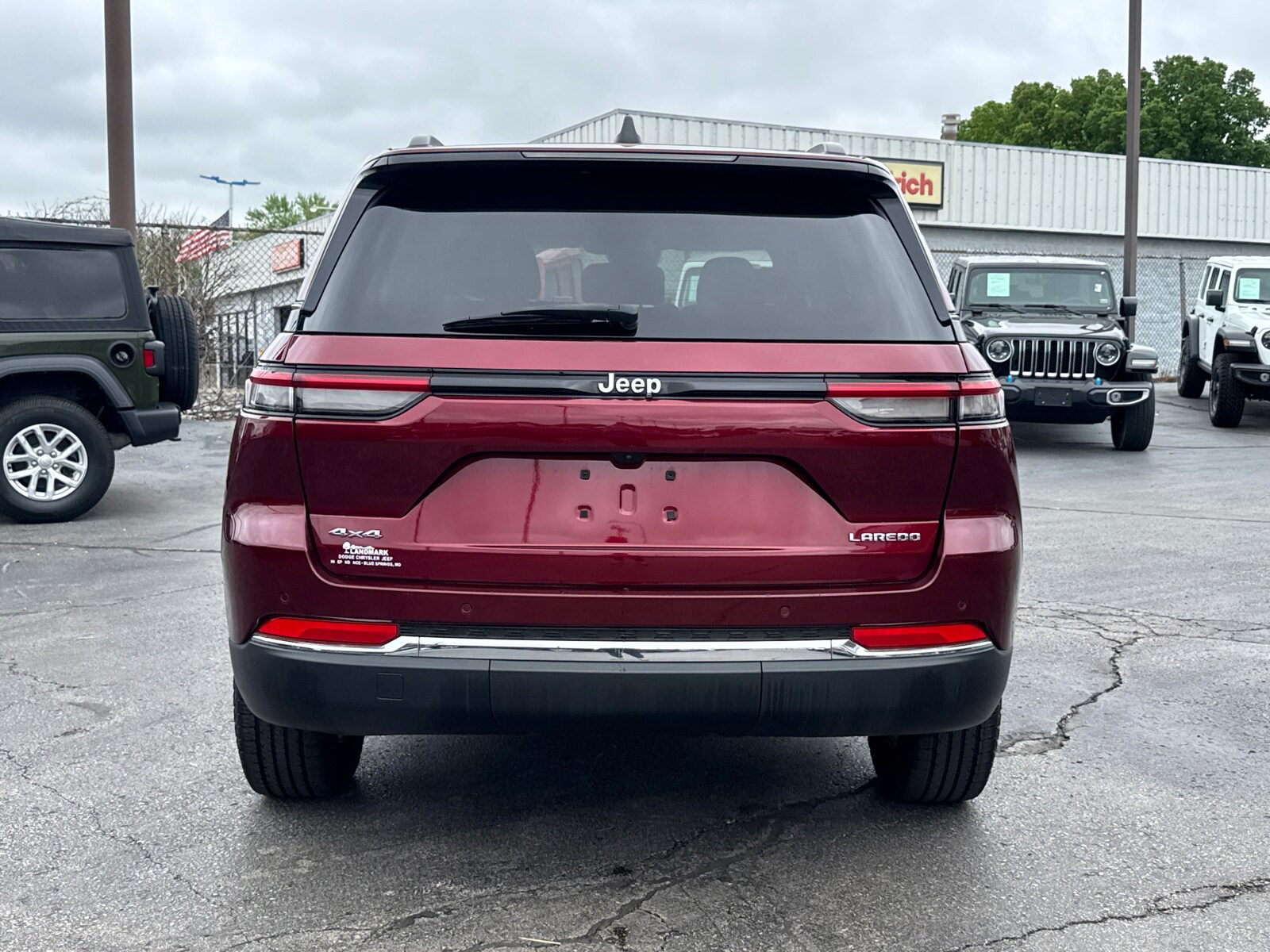 2023 Jeep Grand Cherokee Laredo photo 4