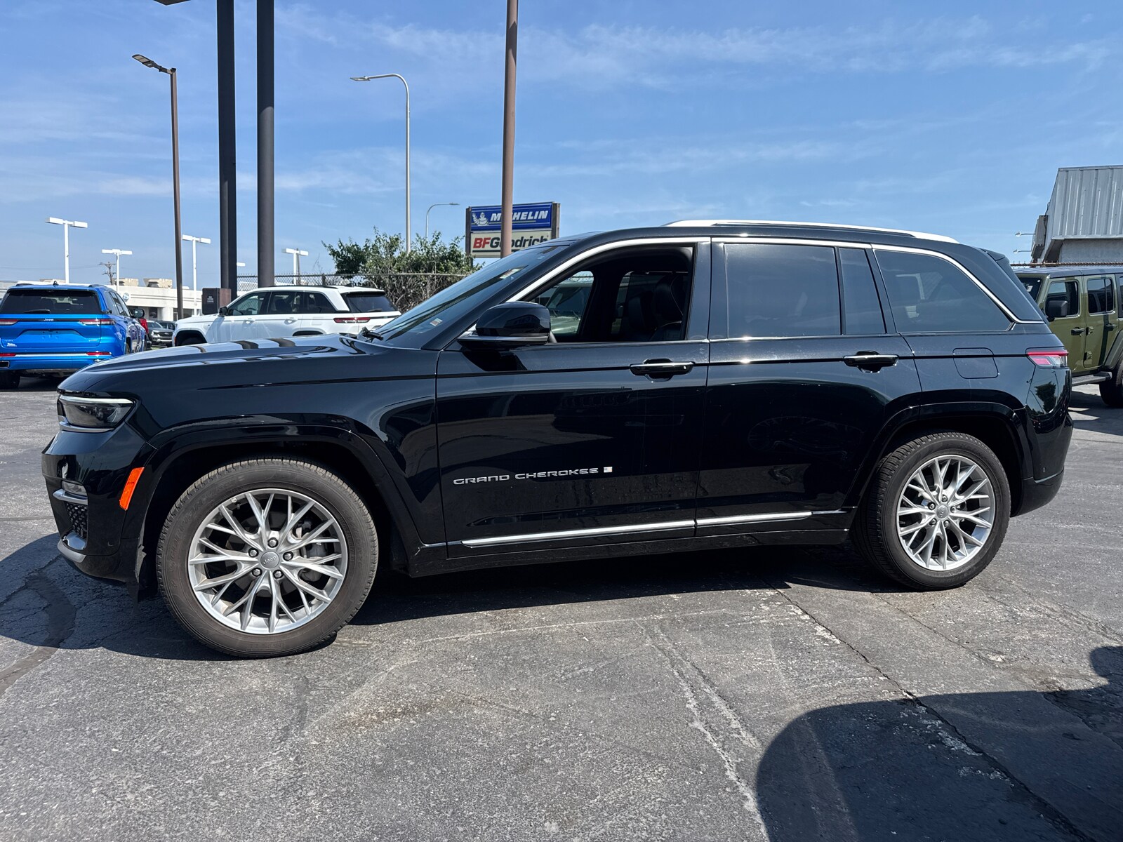 2023 Jeep Grand Cherokee Summit Sport photo 3