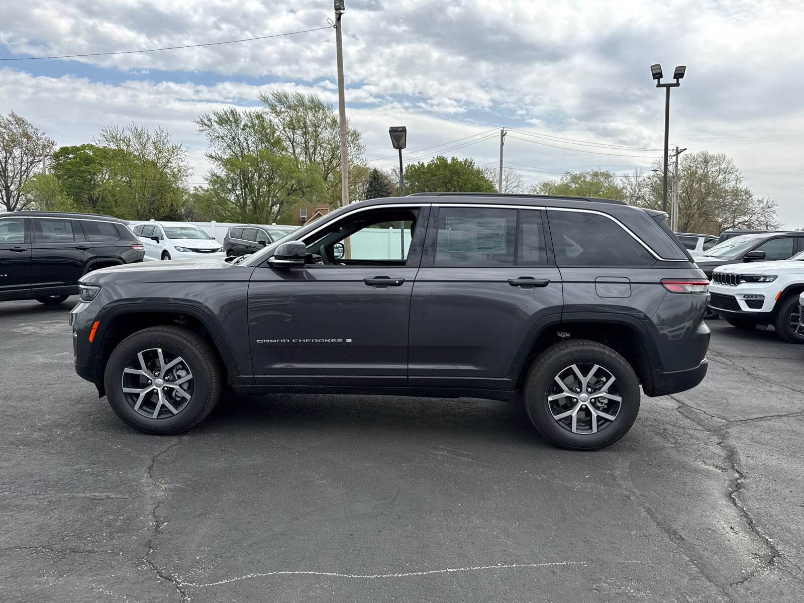2025 Jeep Grand Cherokee Limited photo 3