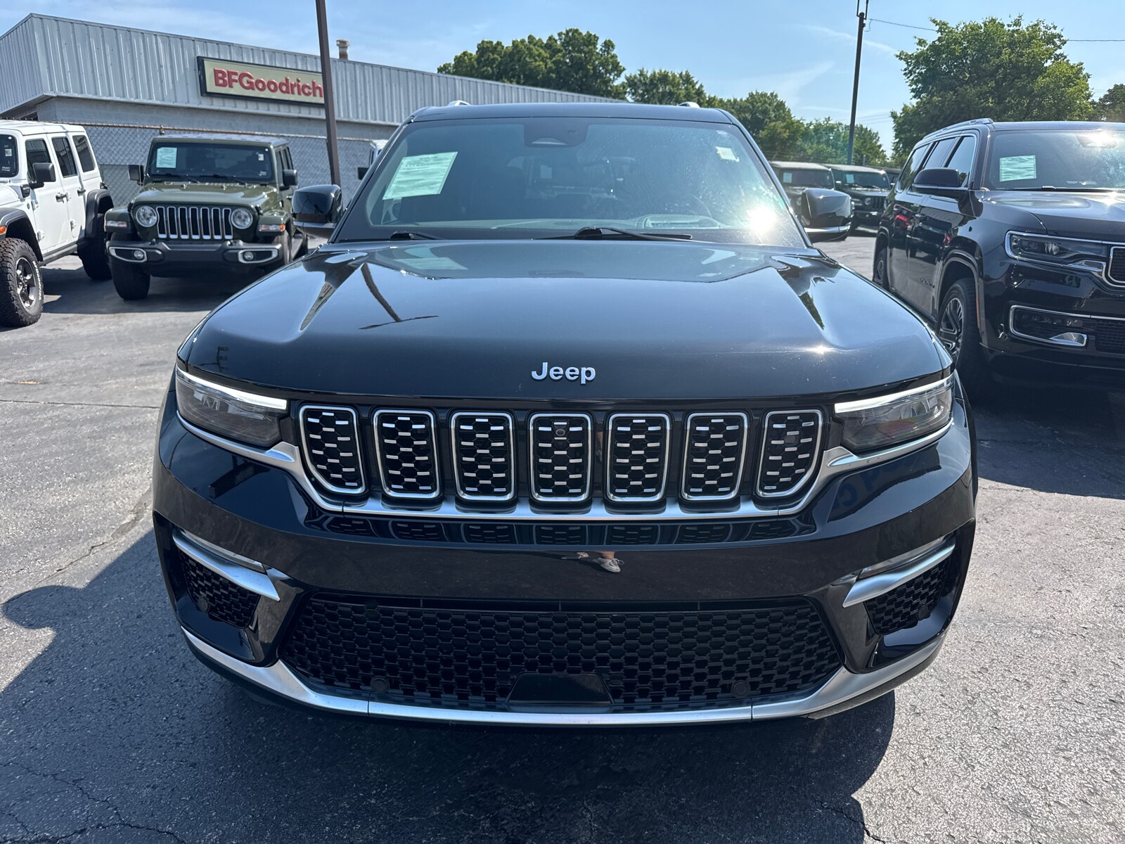 2023 Jeep Grand Cherokee Summit Sport photo 2
