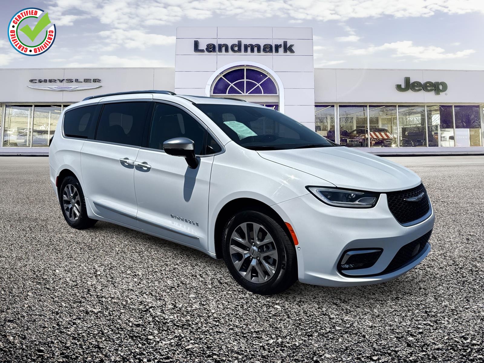 2023 Chrysler Pacifica Hybrid Pinnacle Hybrid's photo