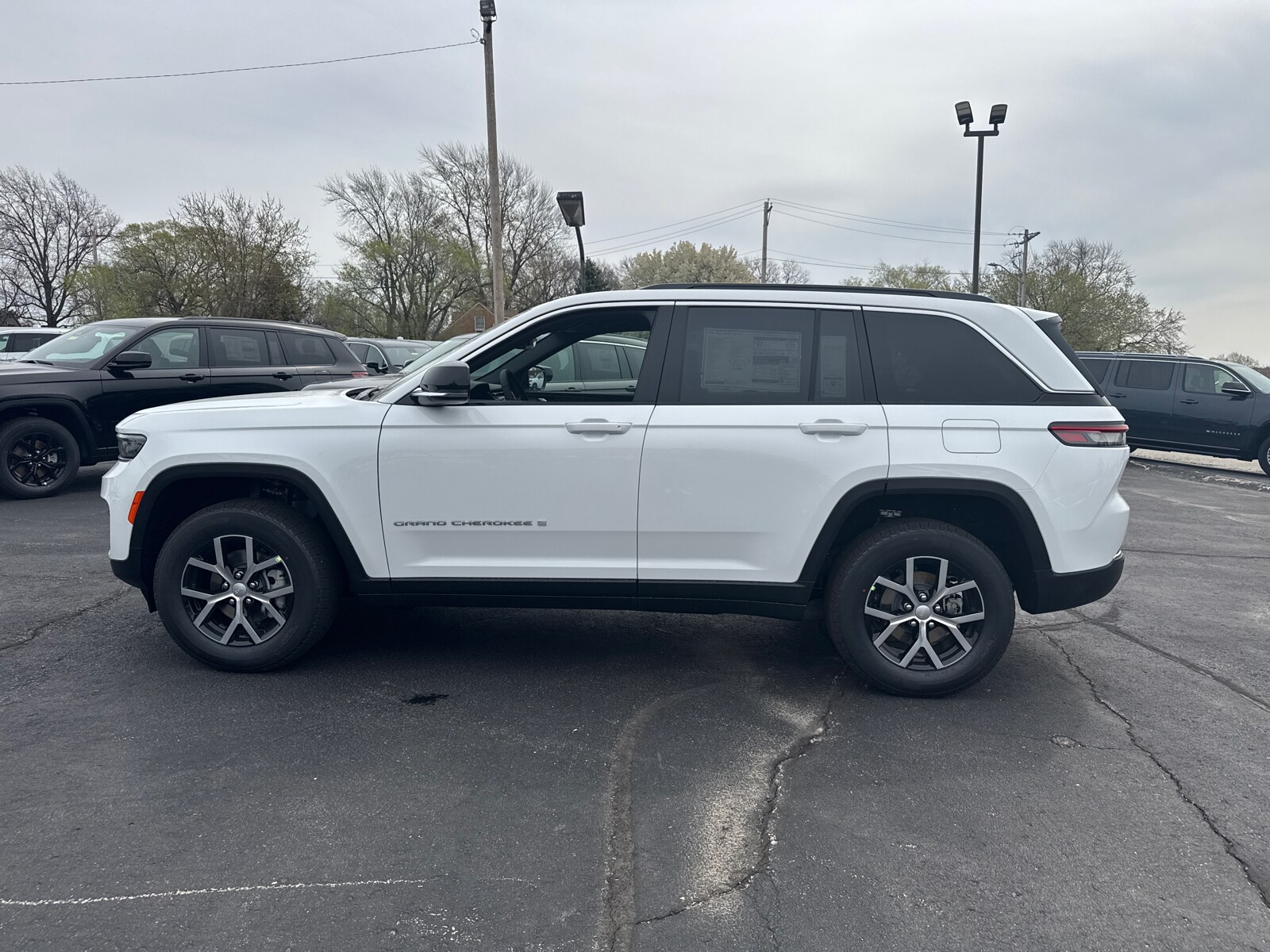 2025 Jeep Grand Cherokee Limited photo 3