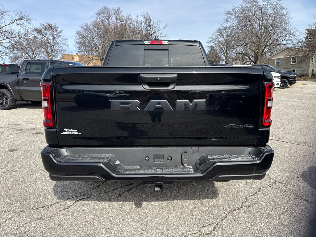 New 2026 Ram 1500 EXPRESS CREW CAB 4X4 5'7 BOX Pickup