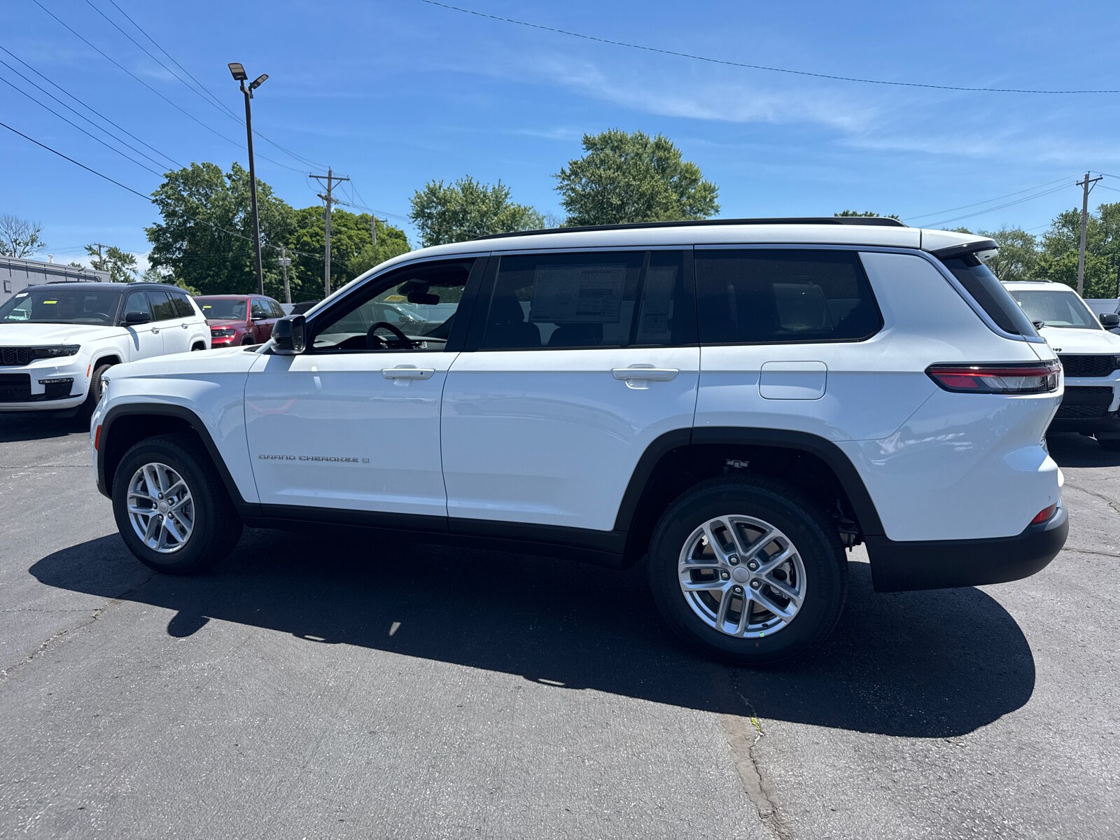 2025 Jeep Grand Cherokee Laredo X photo 3