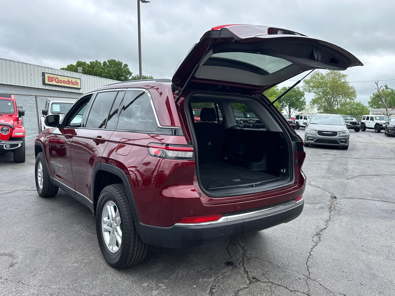 2023 Jeep Grand Cherokee Laredo - Photo 17