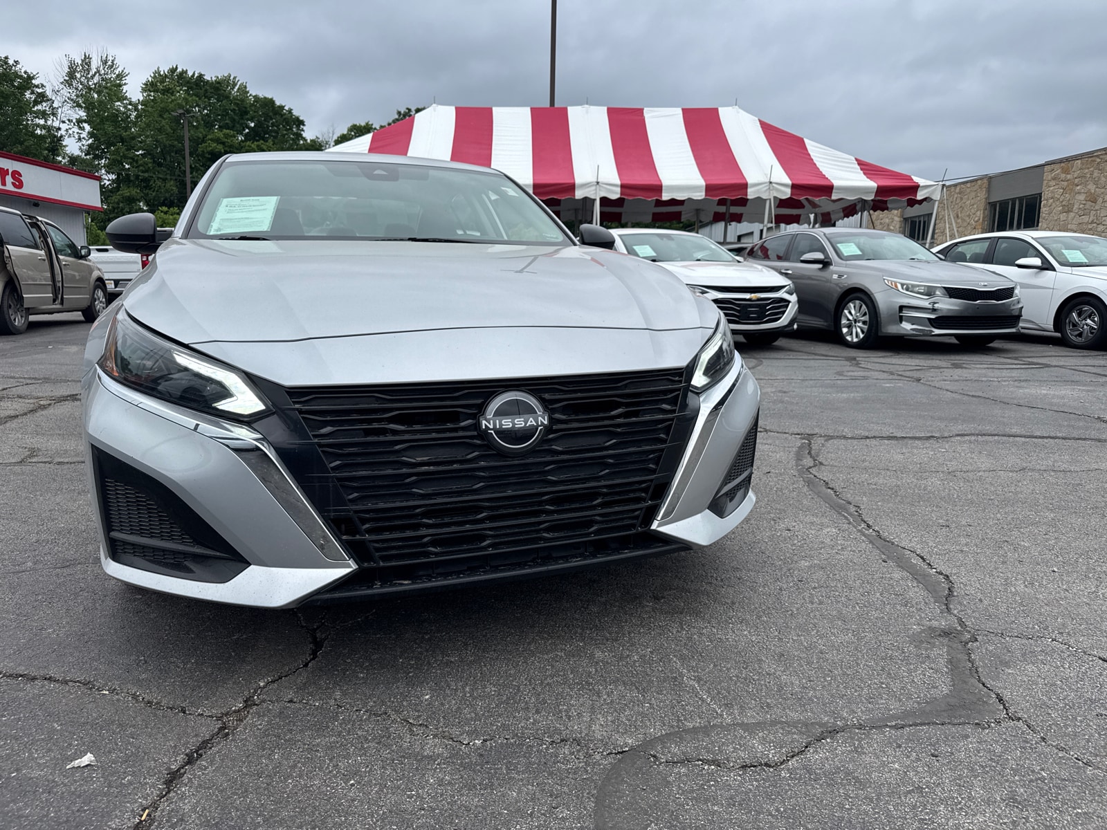 Used 2024 Nissan Altima SV with VIN 1N4BL4DV6RN347559 for sale in Kansas City