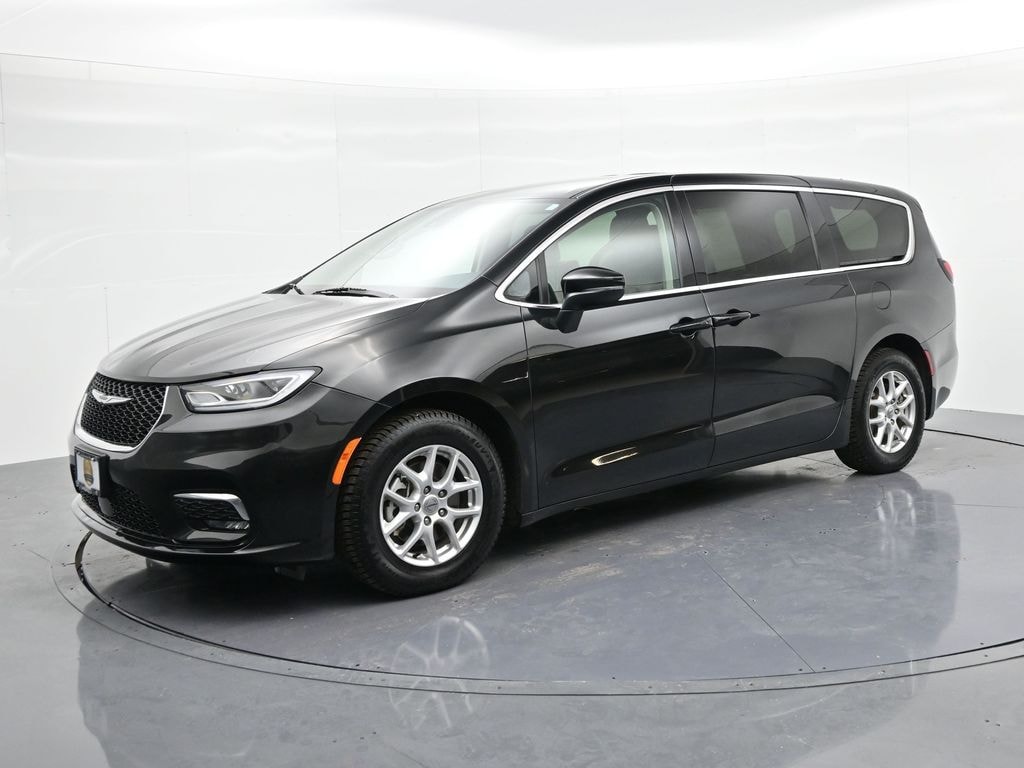 Used 2023 Chrysler Pacifica Touring L Minivan/Van
