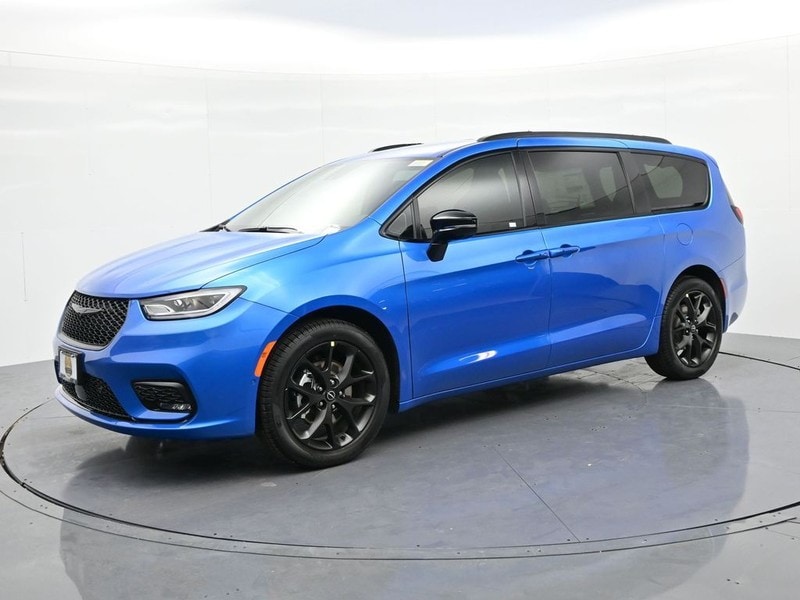 2026 Chrysler Pacifica Select's photo