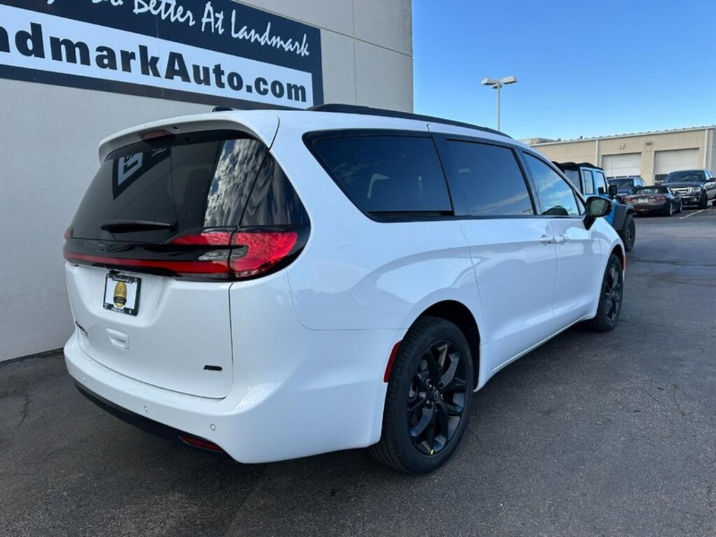 New 2026 Chrysler Pacifica Select AWD Passenger Van