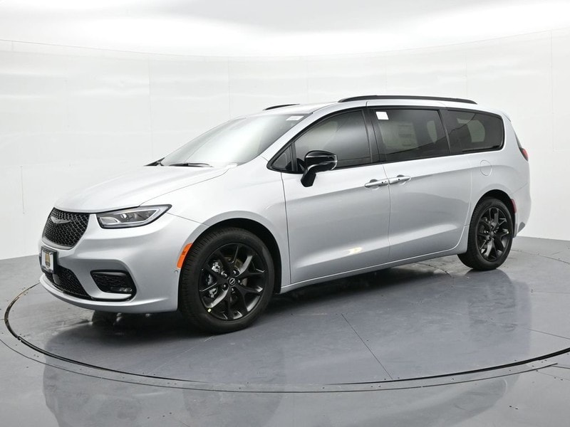 2026 Chrysler Pacifica Limited's photo