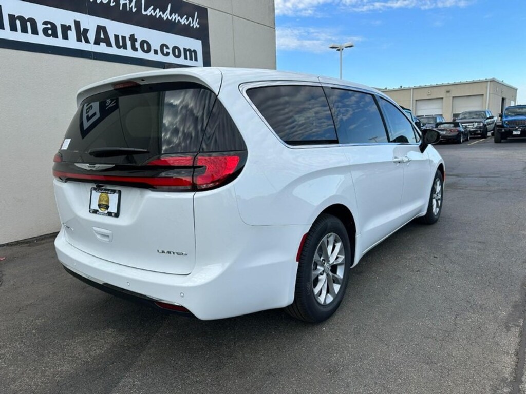 New 2026 Chrysler Pacifica Limited FWD Passenger Van