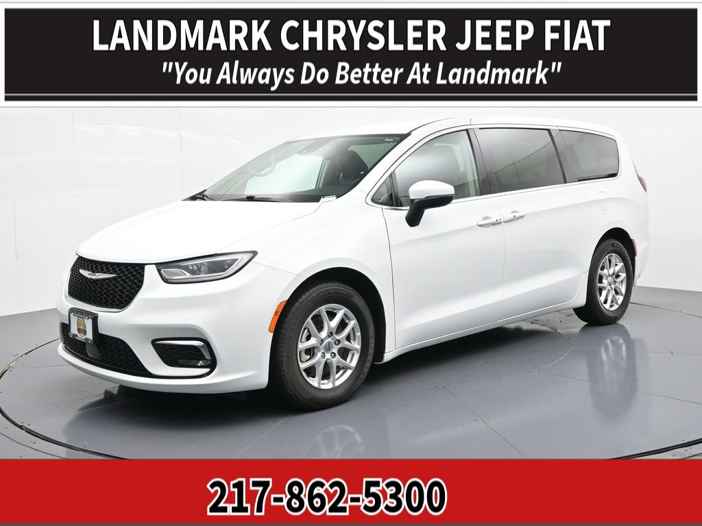 2023 Chrysler Pacifica Touring L's photo