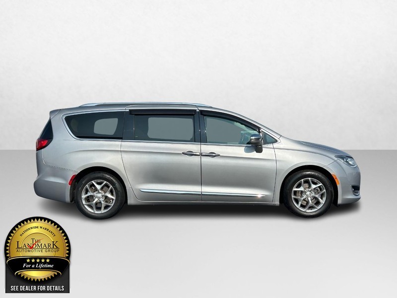 Used 2018 Chrysler Pacifica Limited with VIN 2C4RC1GG6JR185461 for sale in Springfield, IL