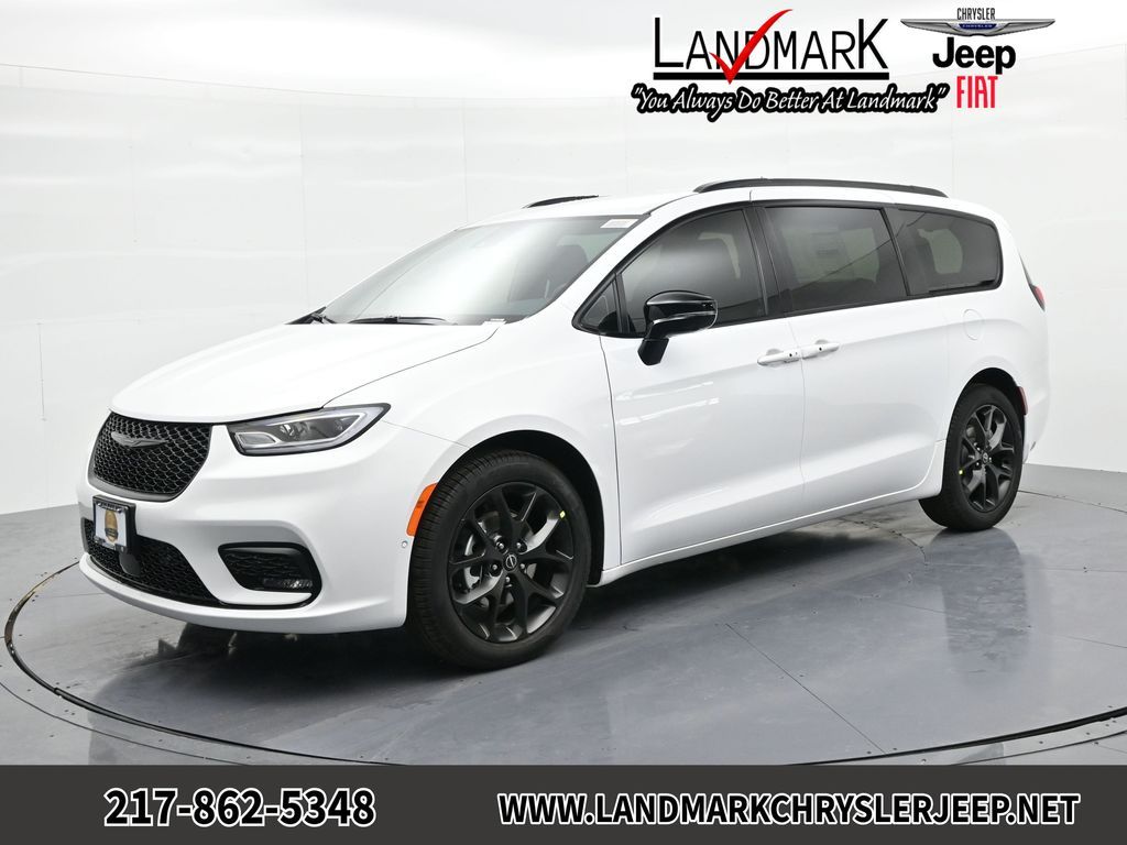 2026 Chrysler Pacifica Select's photo