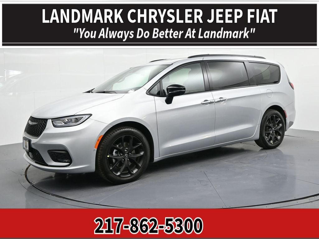 2026 Chrysler Pacifica Select's photo