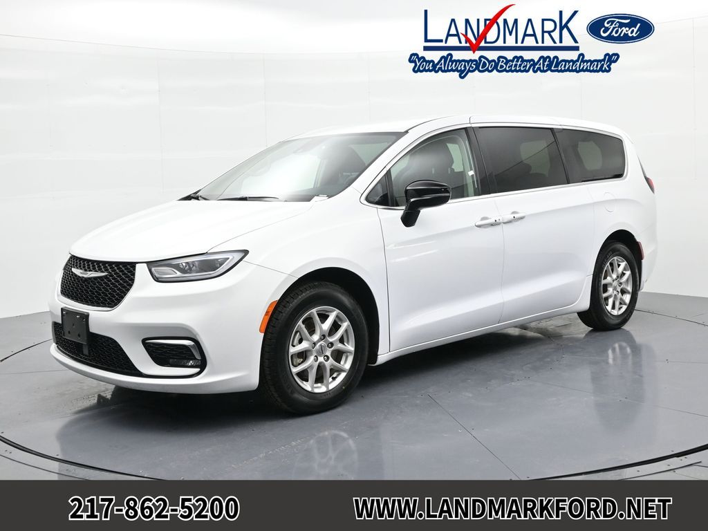 2024 Chrysler Pacifica Touring L's photo