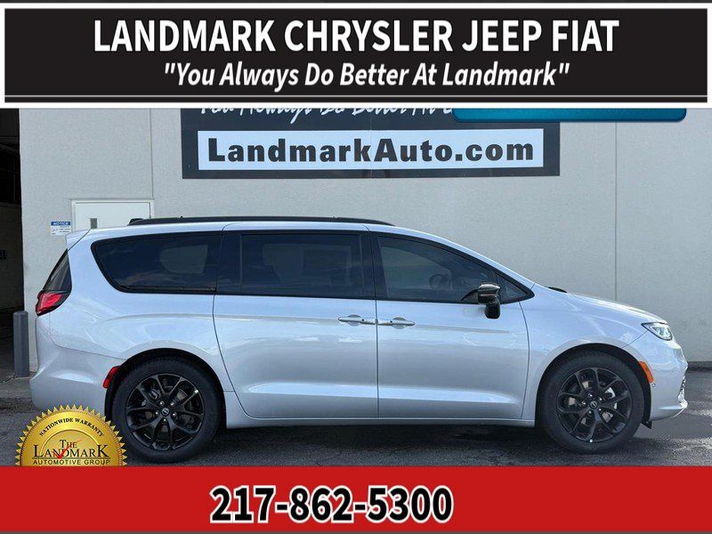 2026 Chrysler Pacifica Select's photo
