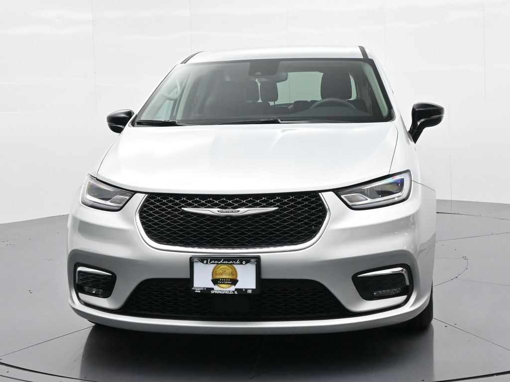 Used 2024 Chrysler Pacifica Touring L Minivan/Van