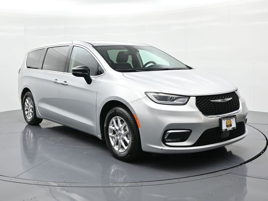 Used 2024 Chrysler Pacifica Touring L Minivan/Van