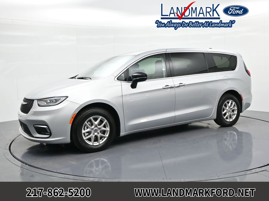2024 Chrysler Pacifica Touring L's photo