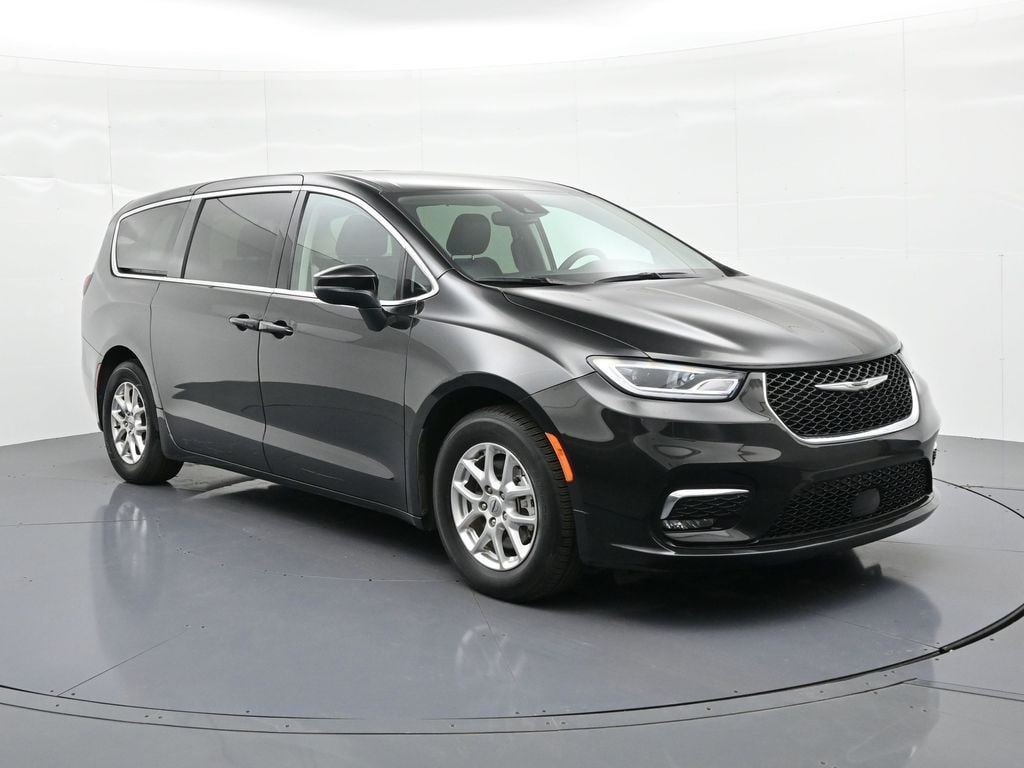 Used 2023 Chrysler Pacifica Touring L Minivan/Van