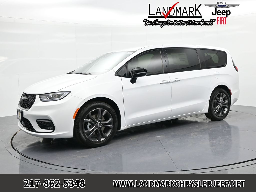 2026 Chrysler Pacifica Select's photo
