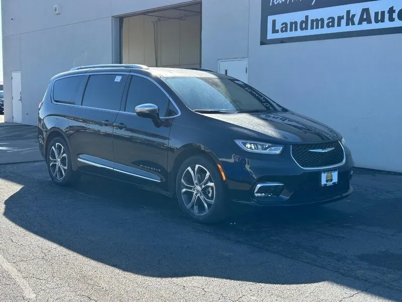 2025 Chrysler Pacifica exterior
