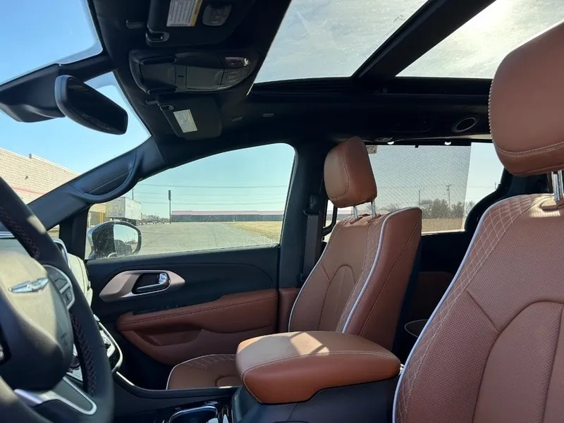 2025 Chrysler Pacifica interior