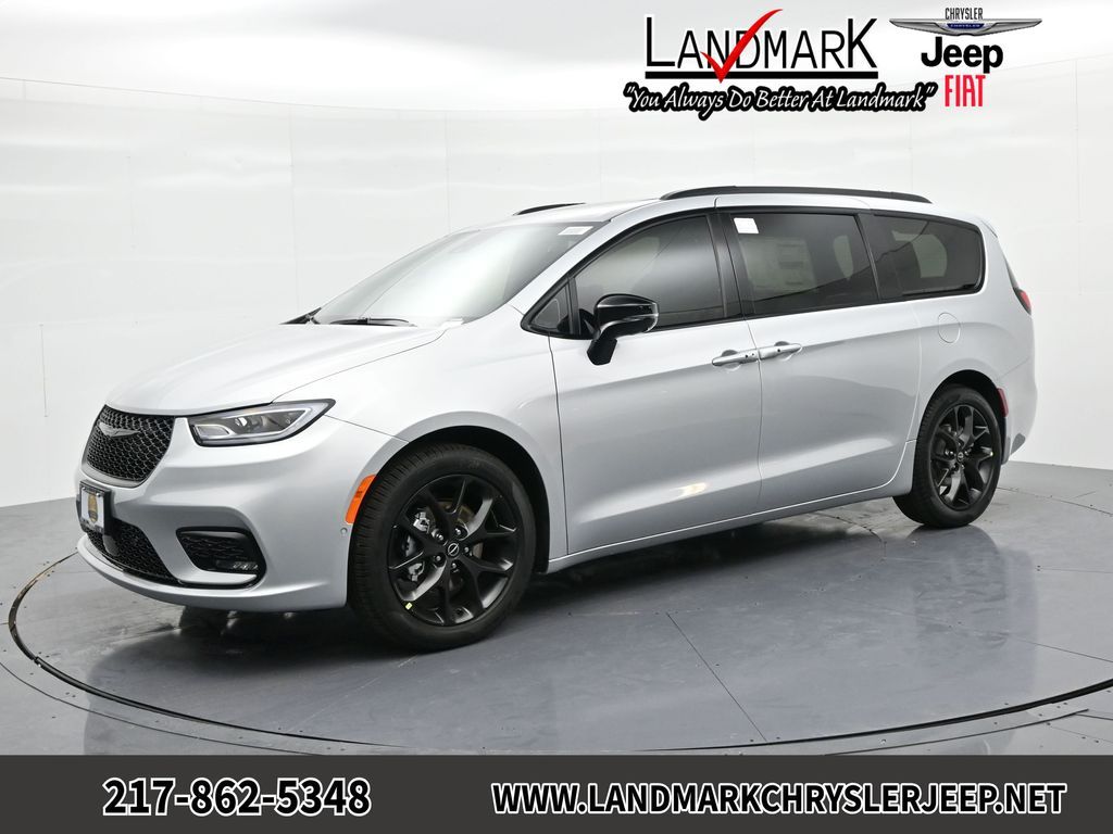 2026 Chrysler Pacifica Limited's photo