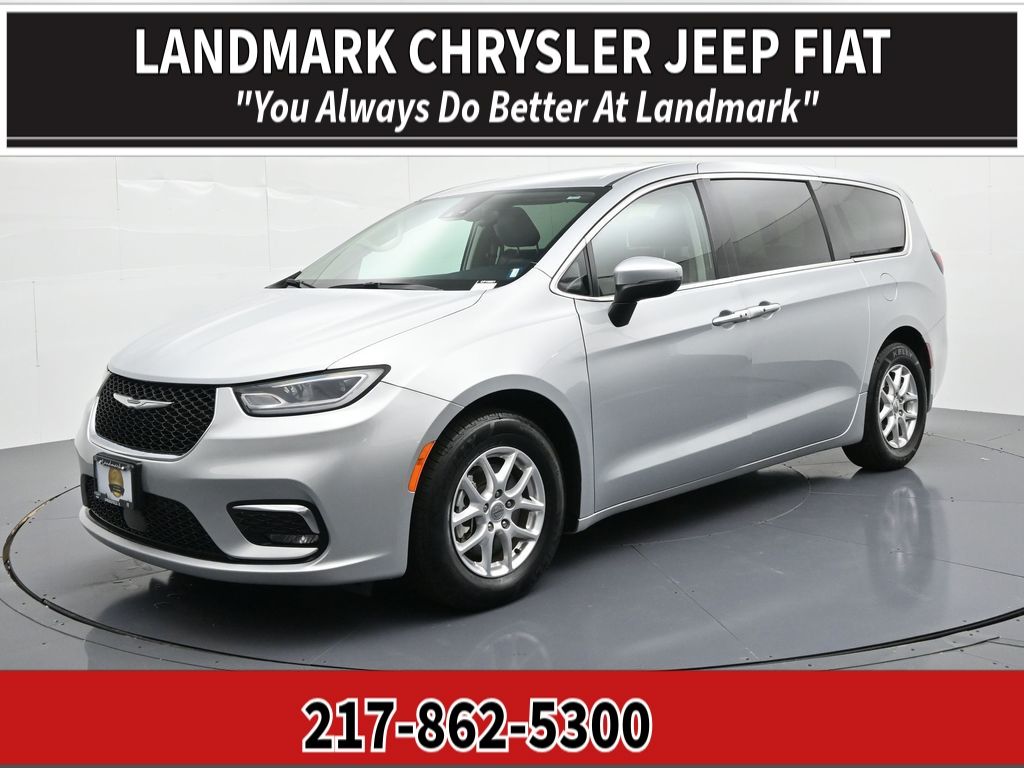 2023 Chrysler Pacifica Touring L's photo