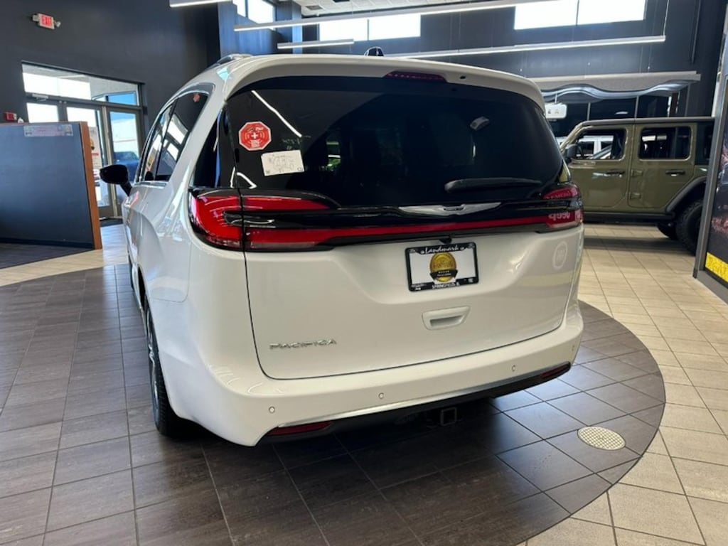New 2026 Chrysler Pacifica Pinnacle FWD Passenger Van