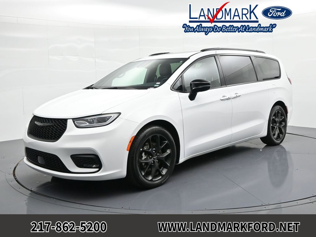 2025 Chrysler Pacifica Limited's photo