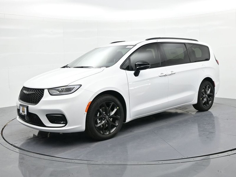2026 Chrysler Pacifica Select's photo