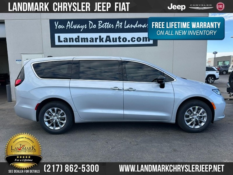 2026 Chrysler Pacifica Select's photo