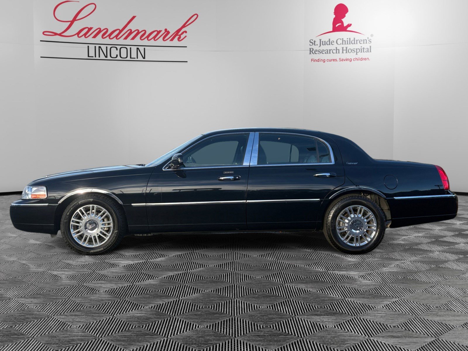 2011 Lincoln Town Car Signature Limited photo 2