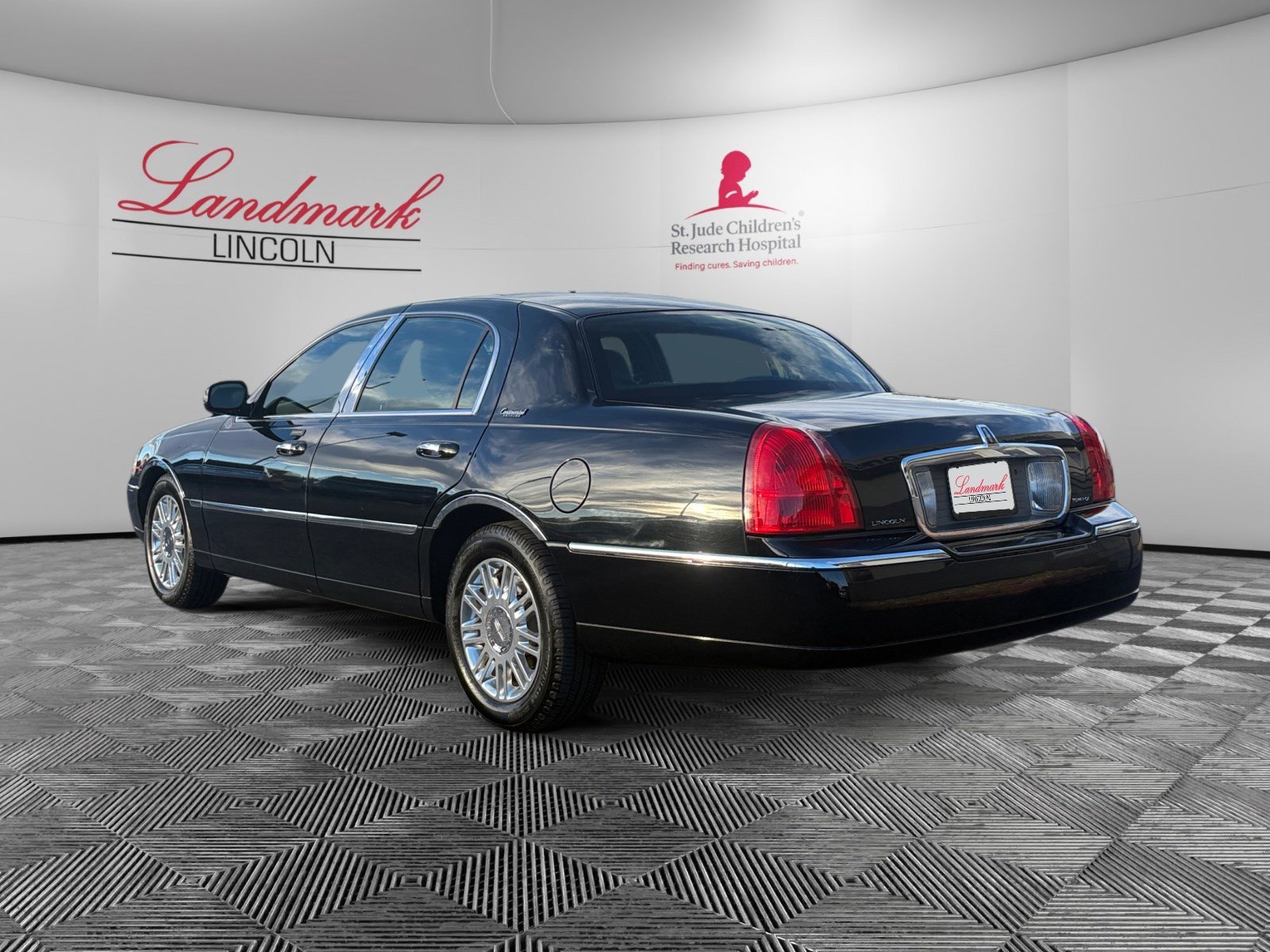 2011 Lincoln Town Car Signature Limited photo 3