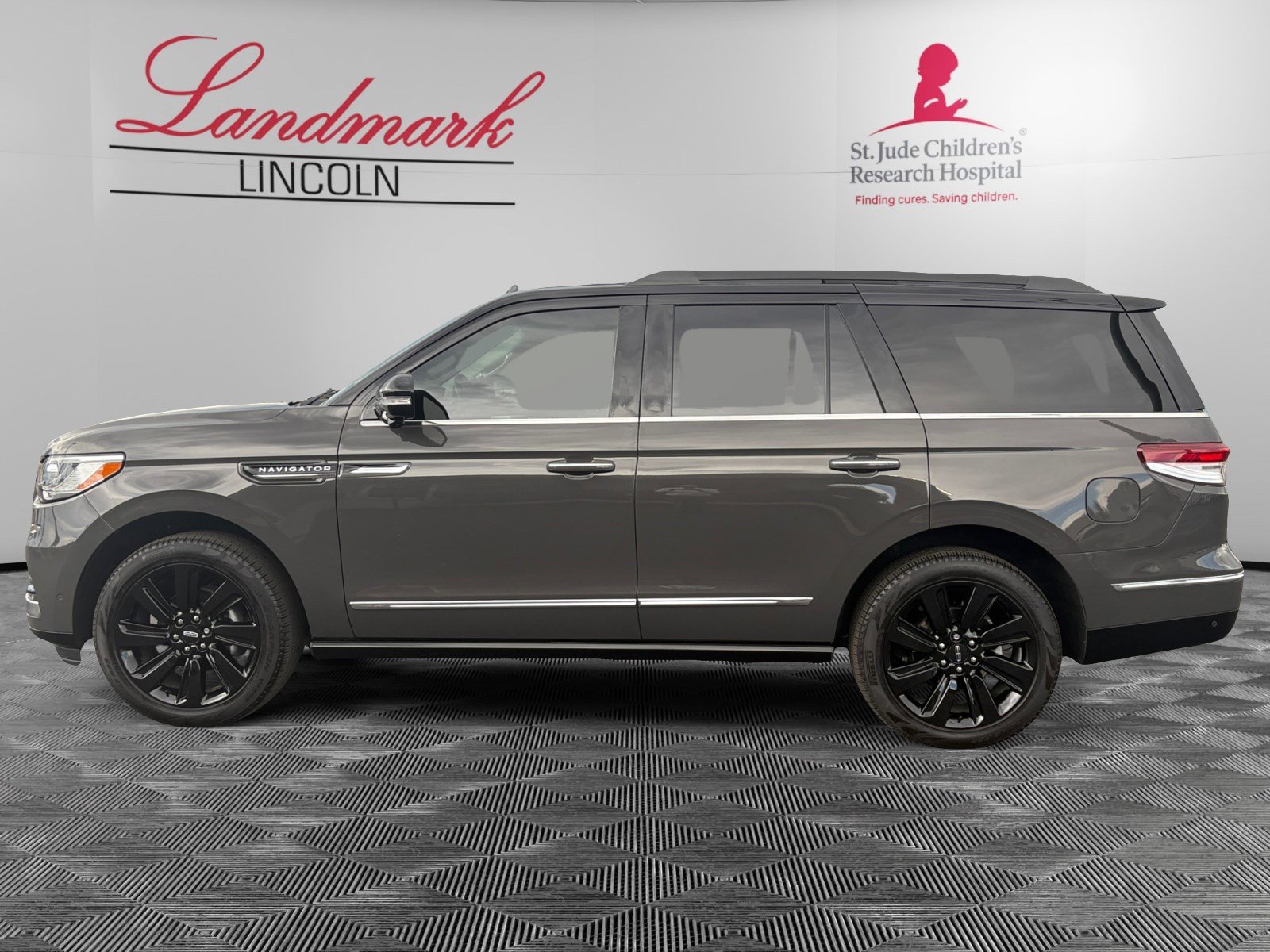 2024 Lincoln Navigator Black Label photo 2