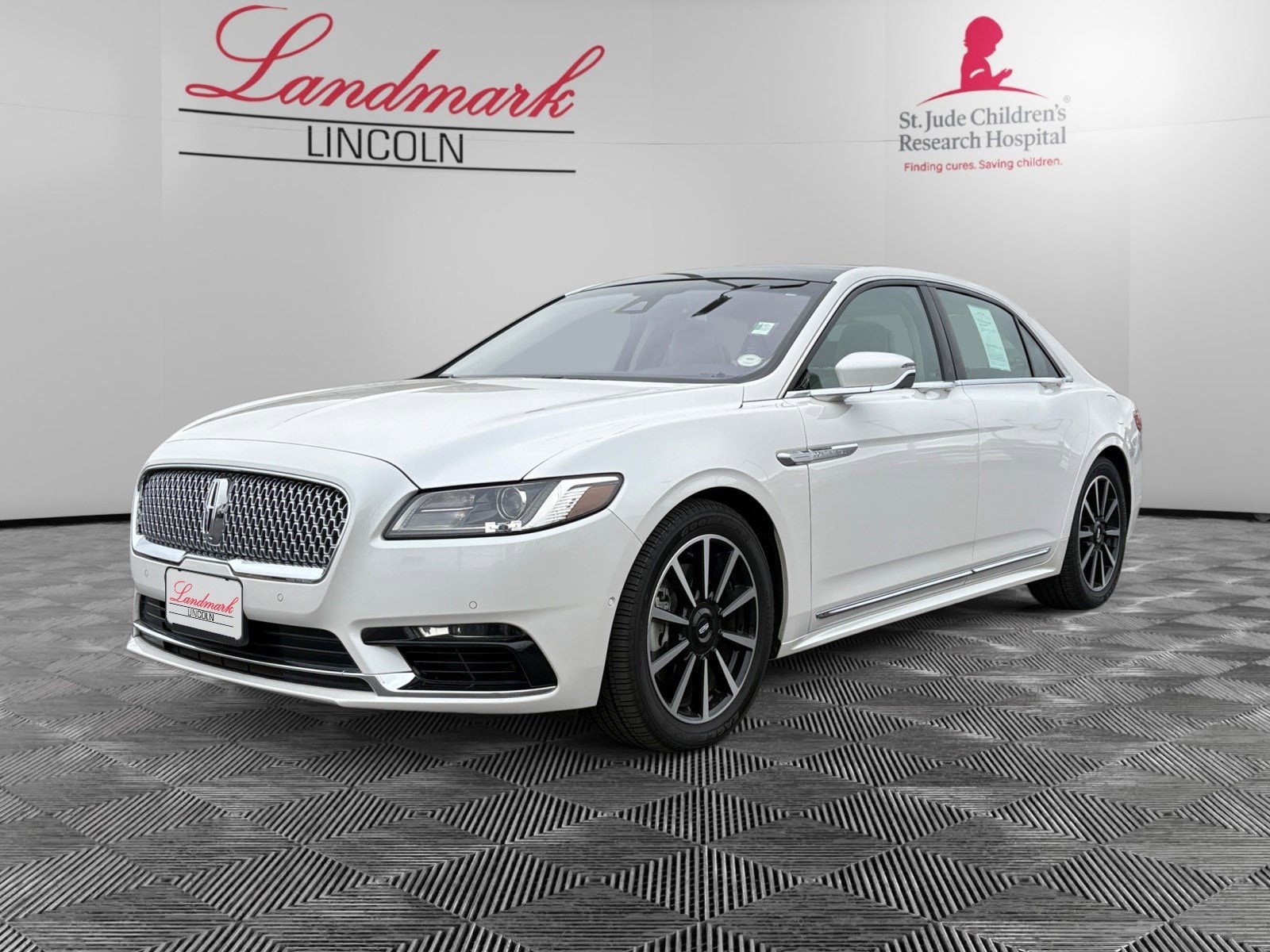 2017 Lincoln Continental Reserve's photo