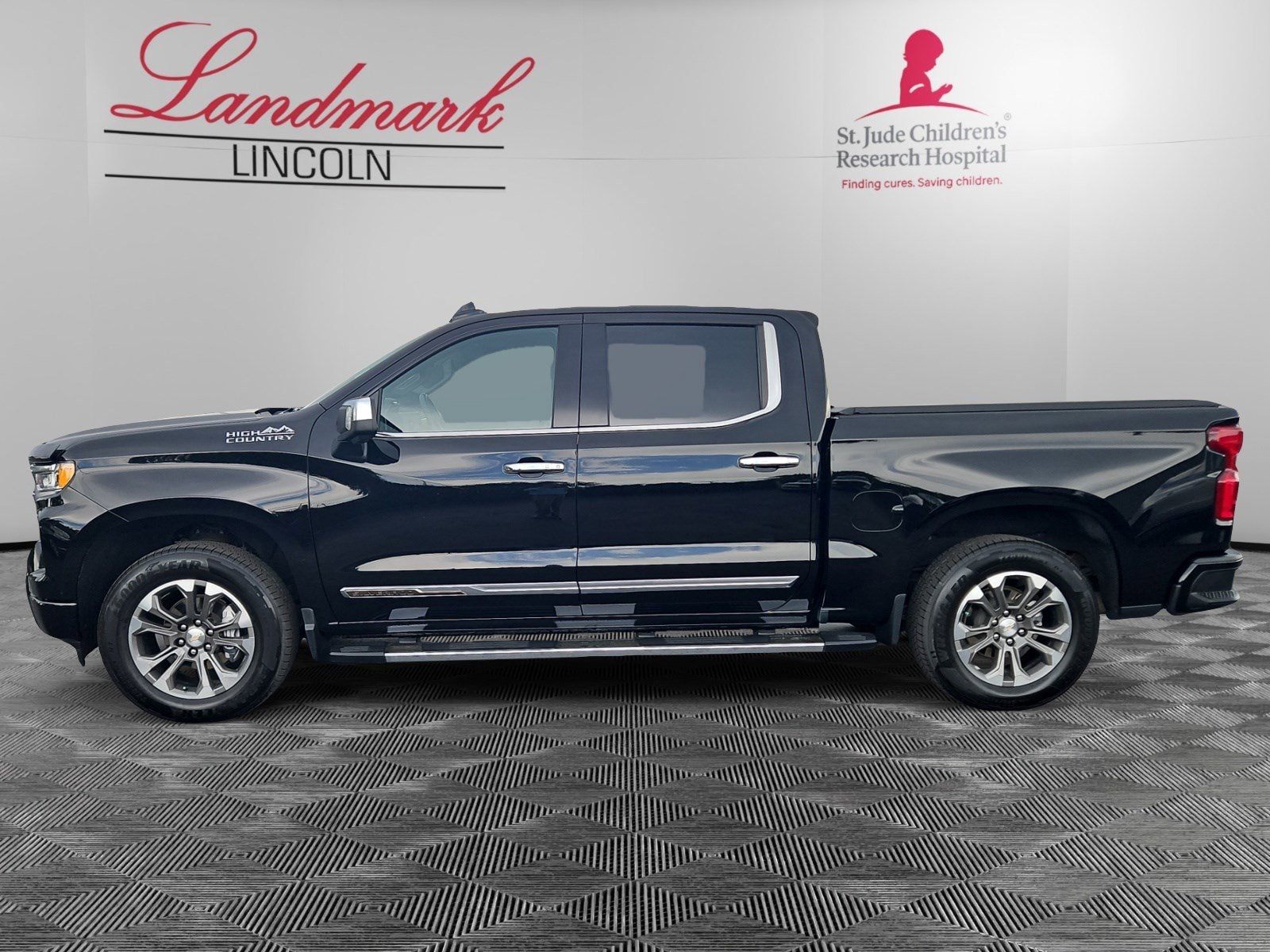 Used 2022 Chevrolet Silverado 1500 High Country with VIN 1GCUDJEL6NZ528675 for sale in Englewood, CO