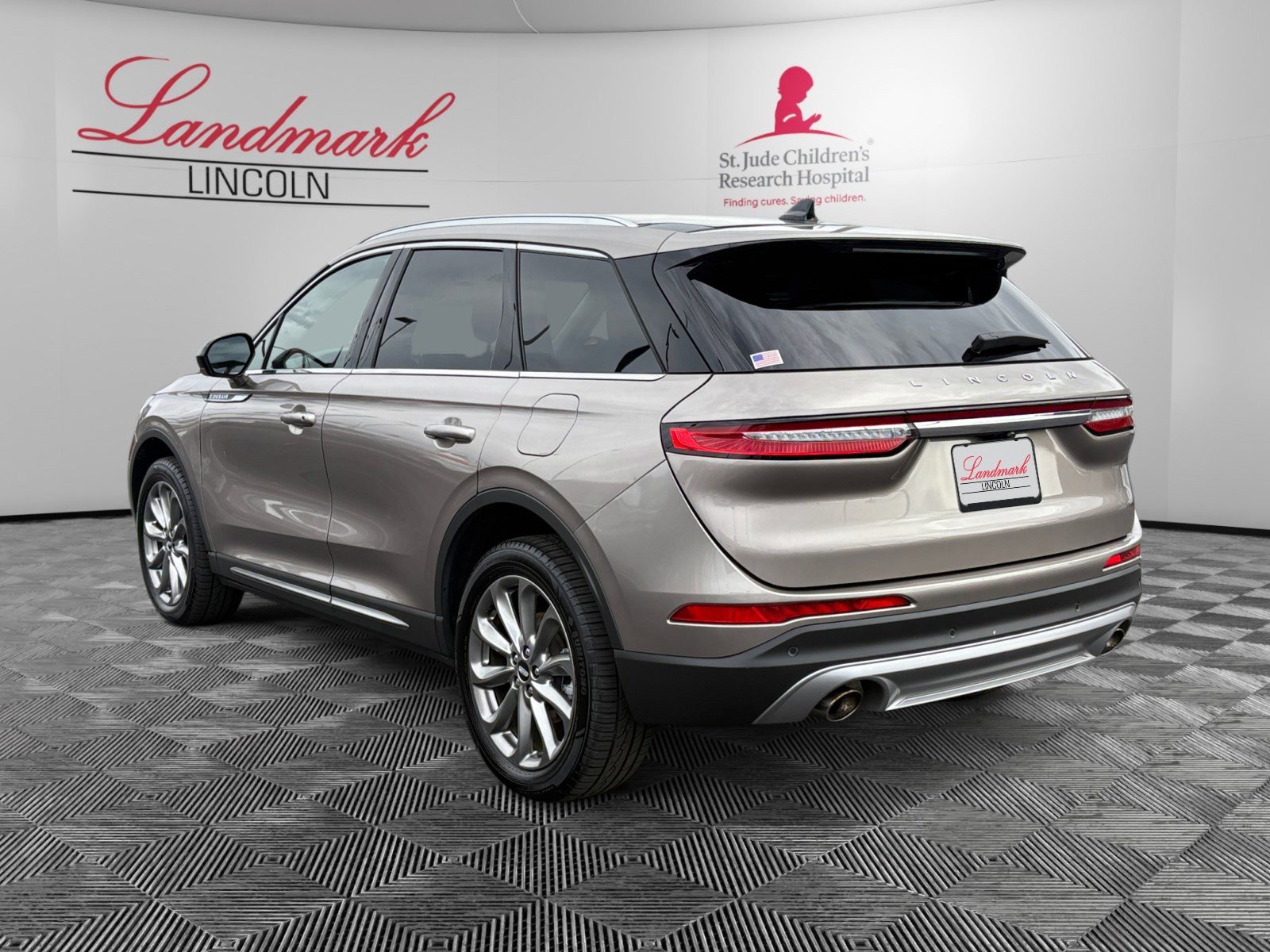 2021 Lincoln Corsair Standard photo 3