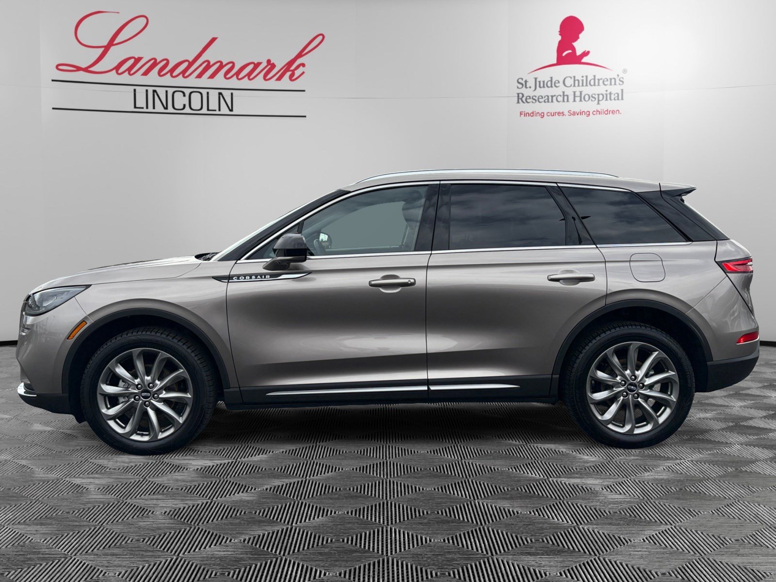 2021 Lincoln Corsair Standard photo 2