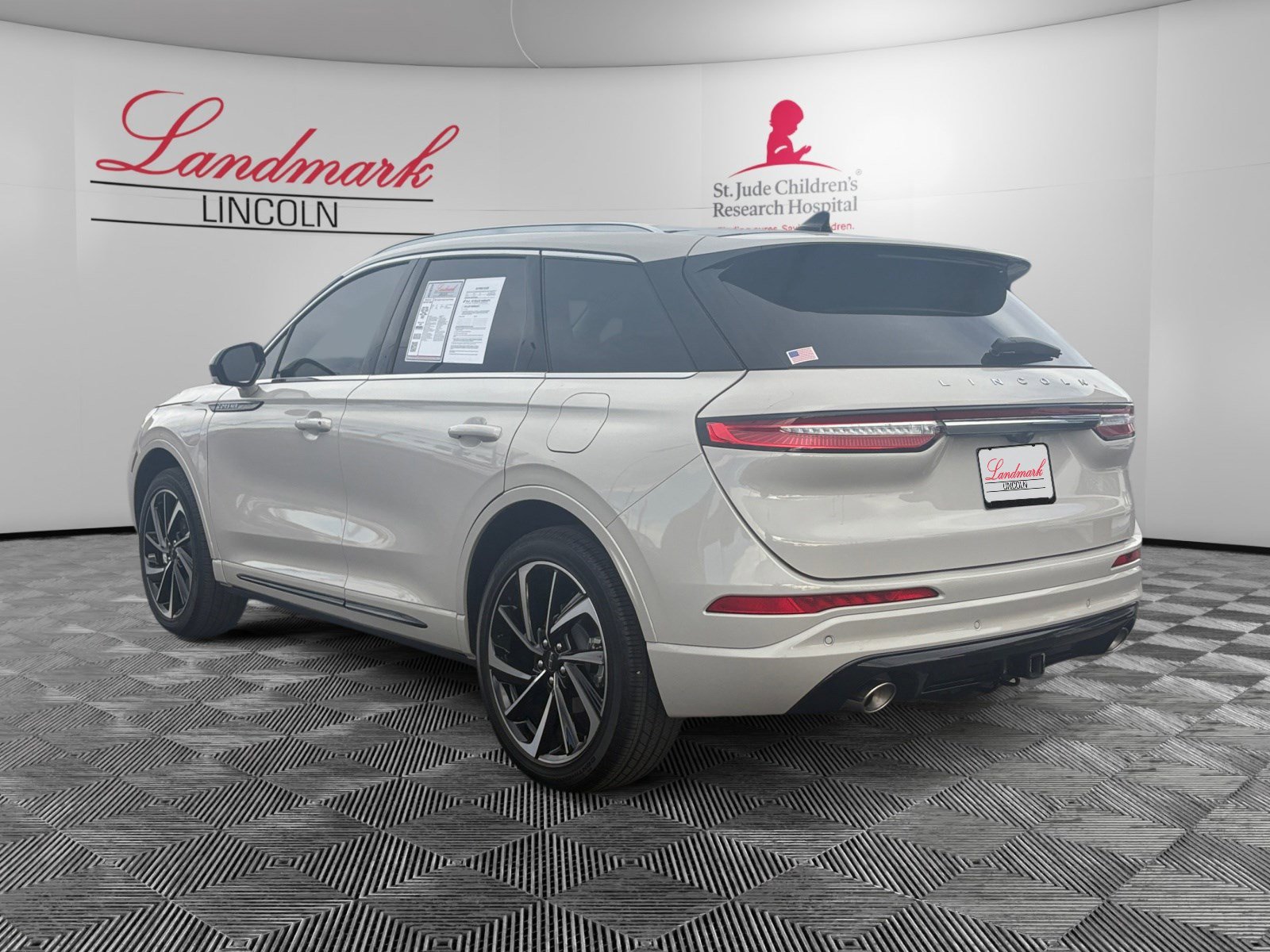 2024 Lincoln Corsair Grand Touring photo 3