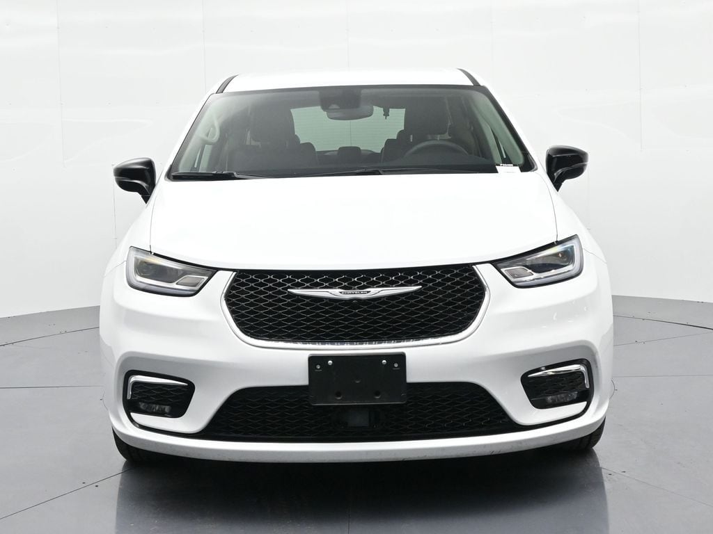 Used 2024 Chrysler Pacifica Touring L Passenger Van