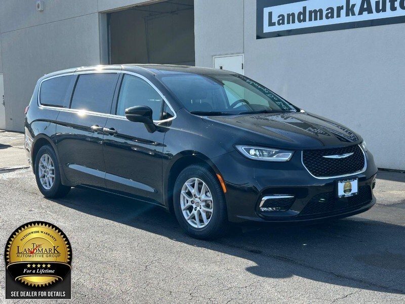 2023 Chrysler Pacifica Touring L photo 2