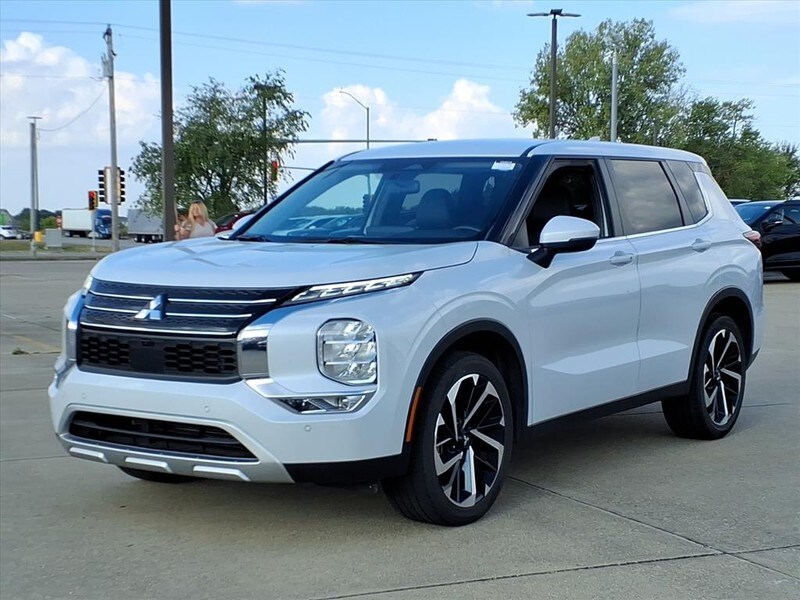 2024 Mitsubishi Outlander SE photo 2