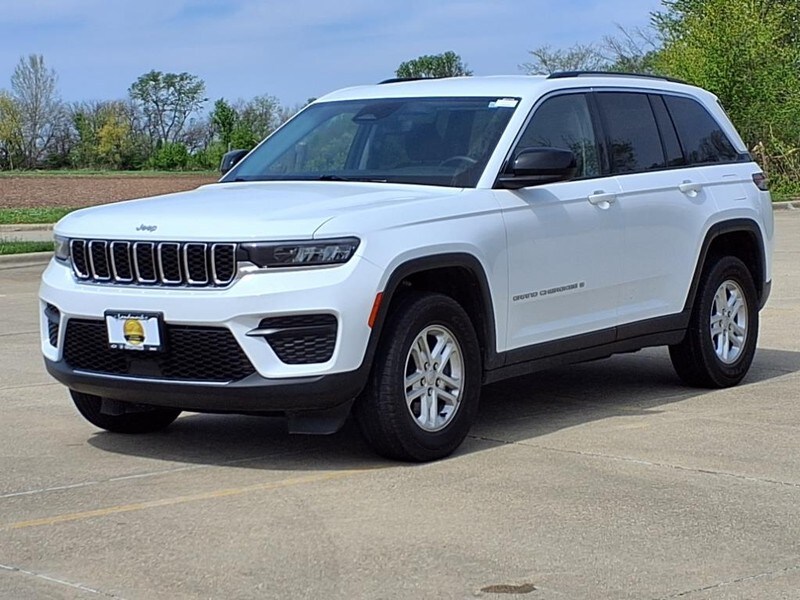 2022 Jeep Grand Cherokee Laredo photo 2