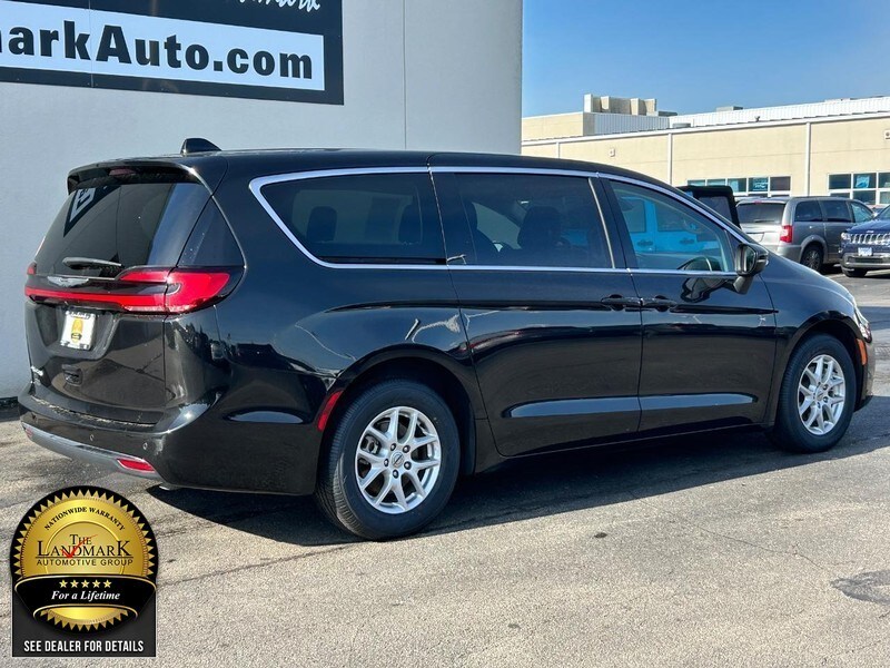 2023 Chrysler Pacifica Touring L photo 3