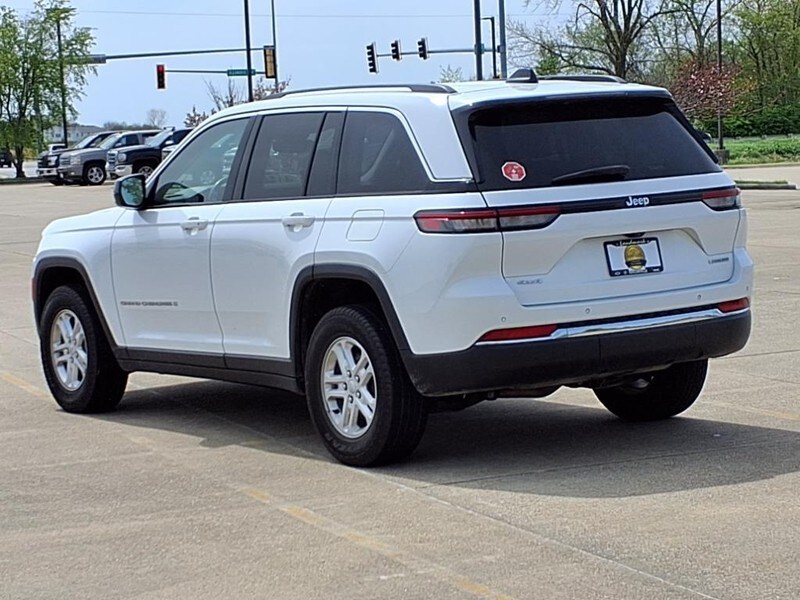 2022 Jeep Grand Cherokee Laredo photo 3
