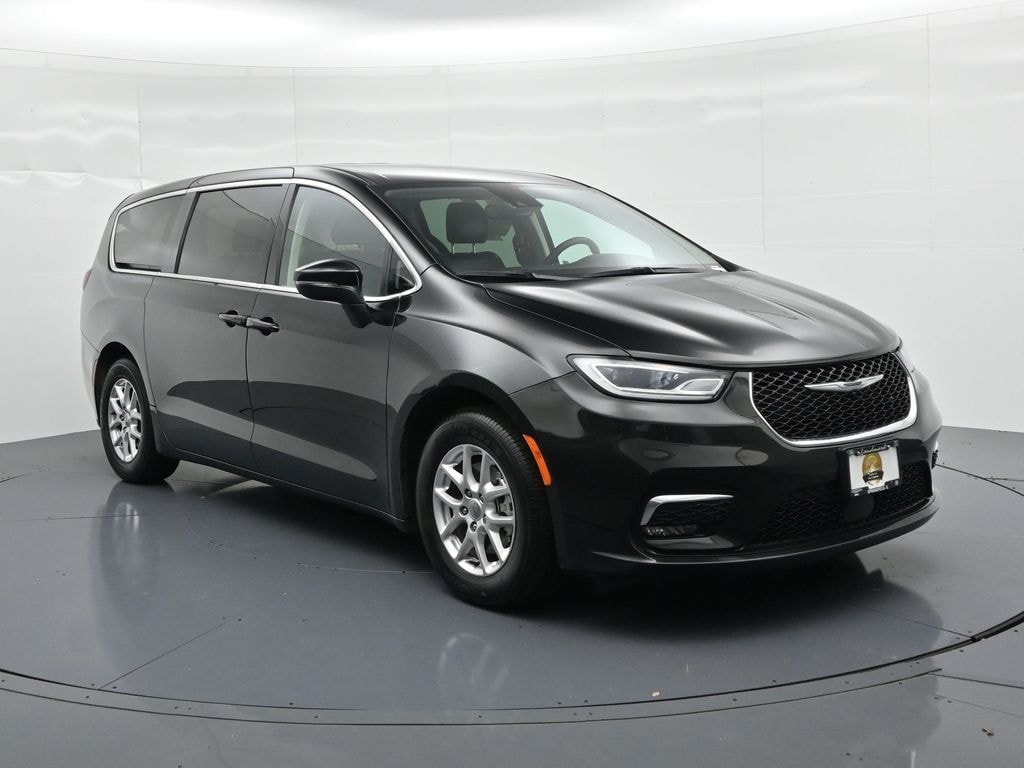 Used 2023 Chrysler Pacifica