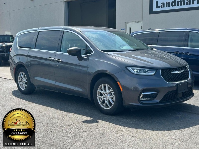 2023 Chrysler Pacifica Touring L photo 2